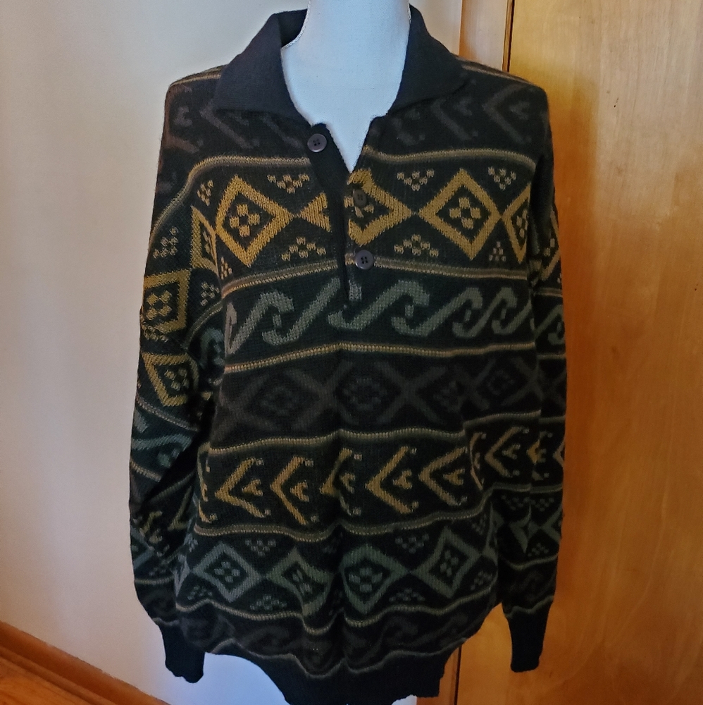 Tumi knits sweater size large